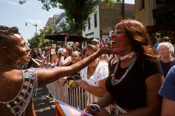 Comment organiser un concours d'écriture de poèmes sur le thème de l'amour dans les parcs publics?