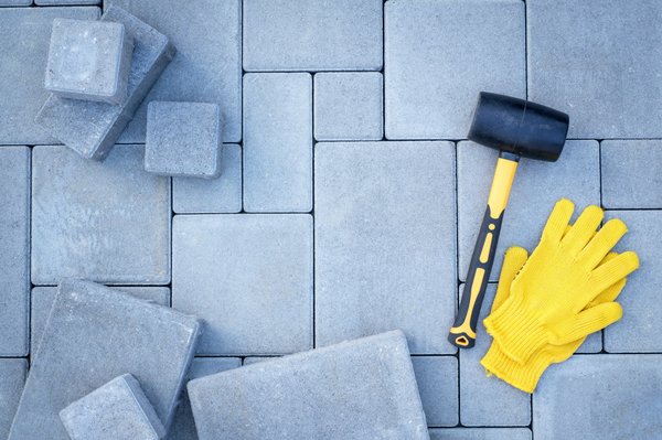 Combien coûte la pose de pavés extérieurs pour des allées ?